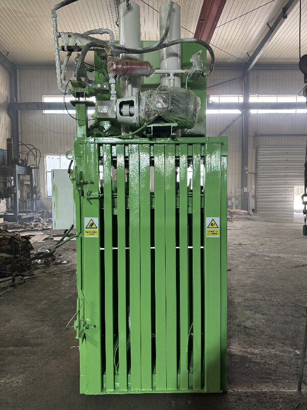 Cardboard baler used as reference for waste paper hydraulic press