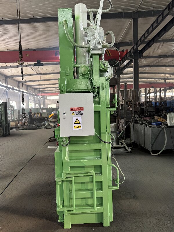 Vertical baler for recyclable materials, reference for low-capacity waste paper projects