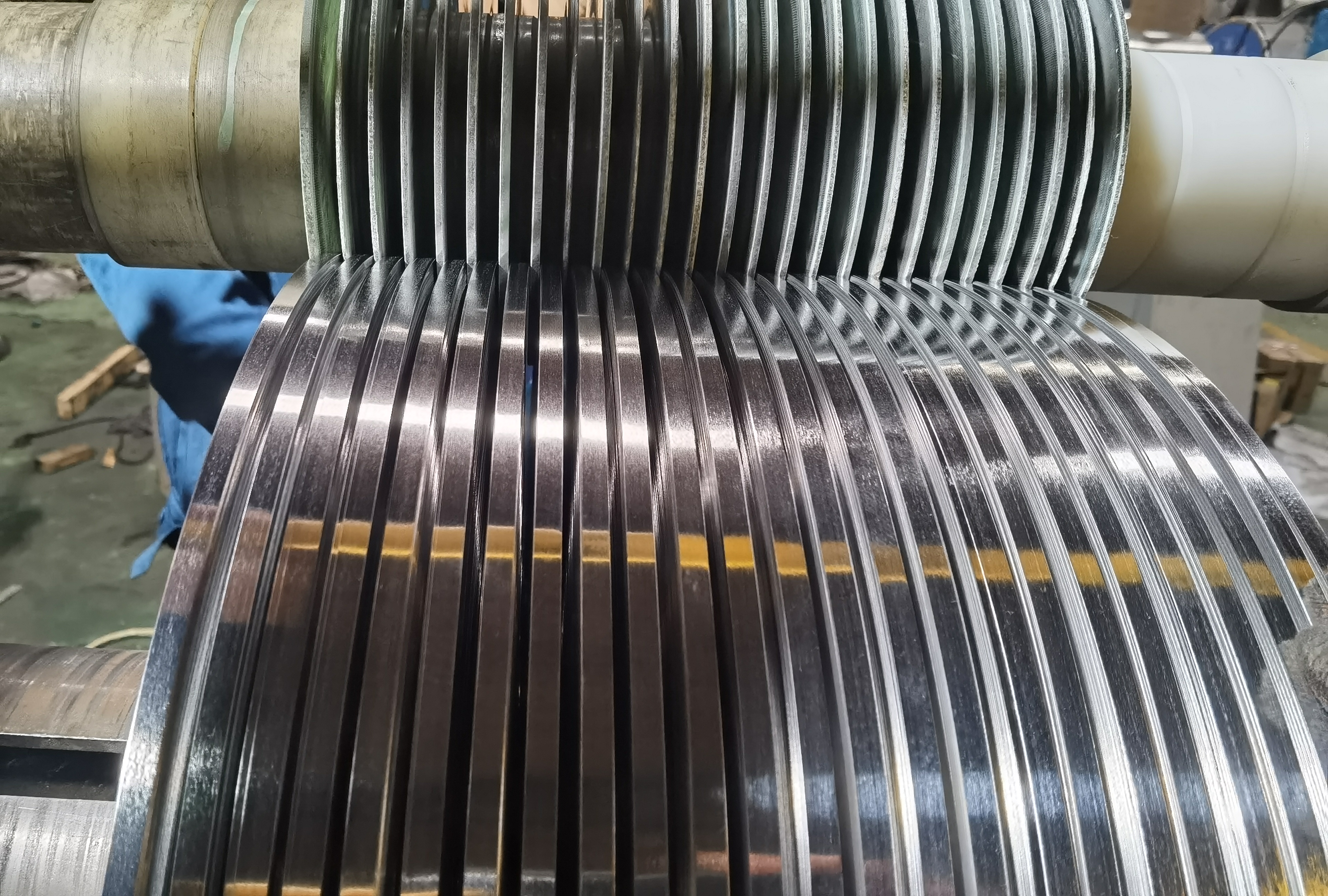Narrow-width precision slitting of tinplate strip