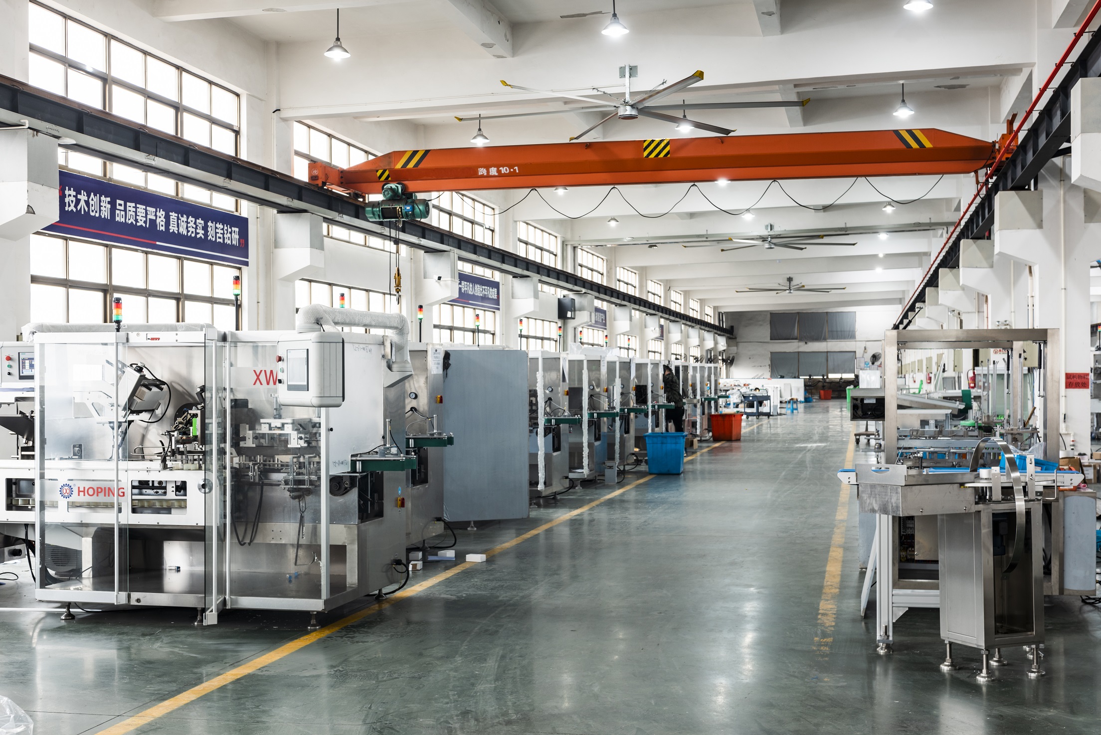 Cartoner workshop showing HOPING high-speed cartoning machine assembly area