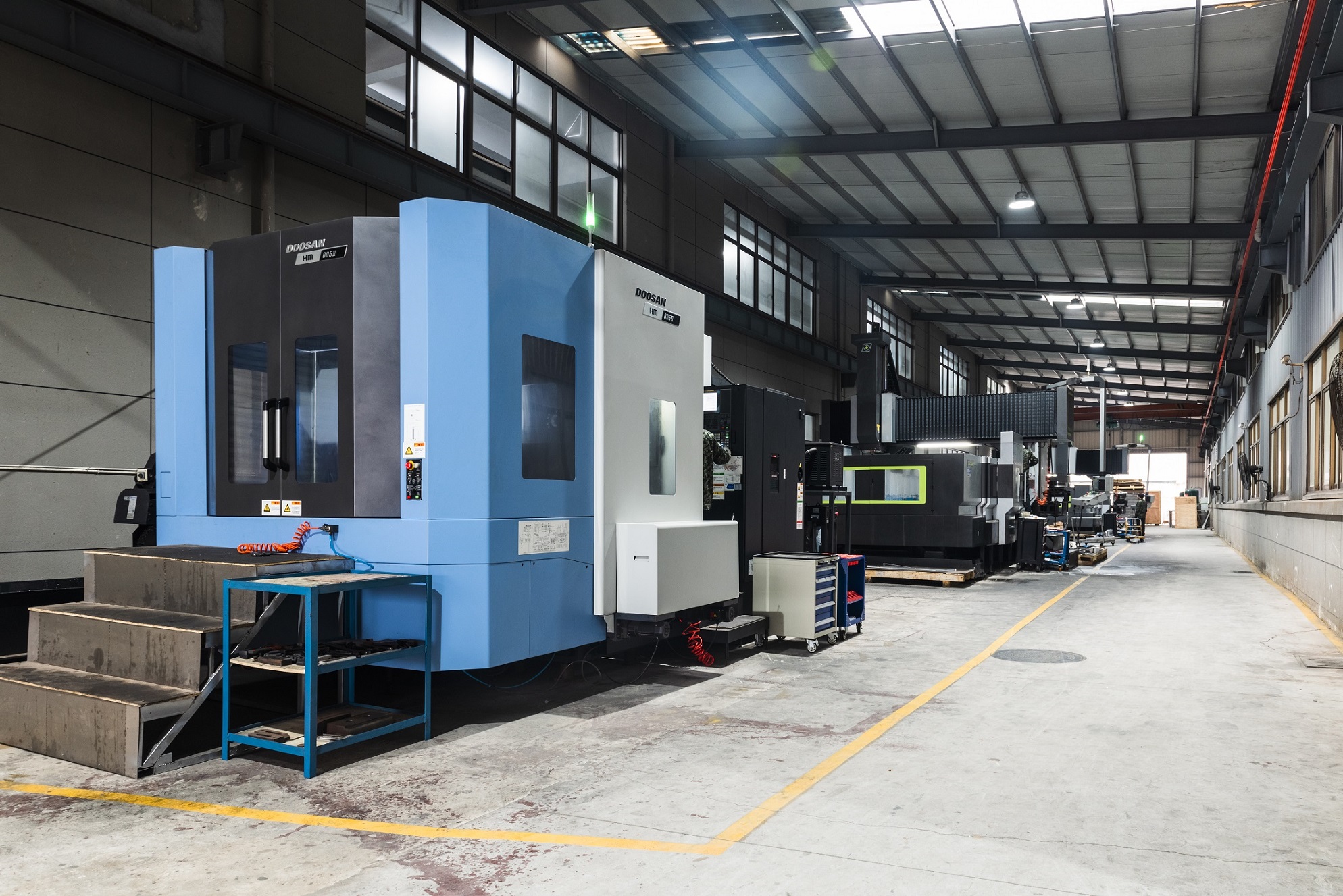 Gantry machining center used for precision manufacturing of packaging machine components