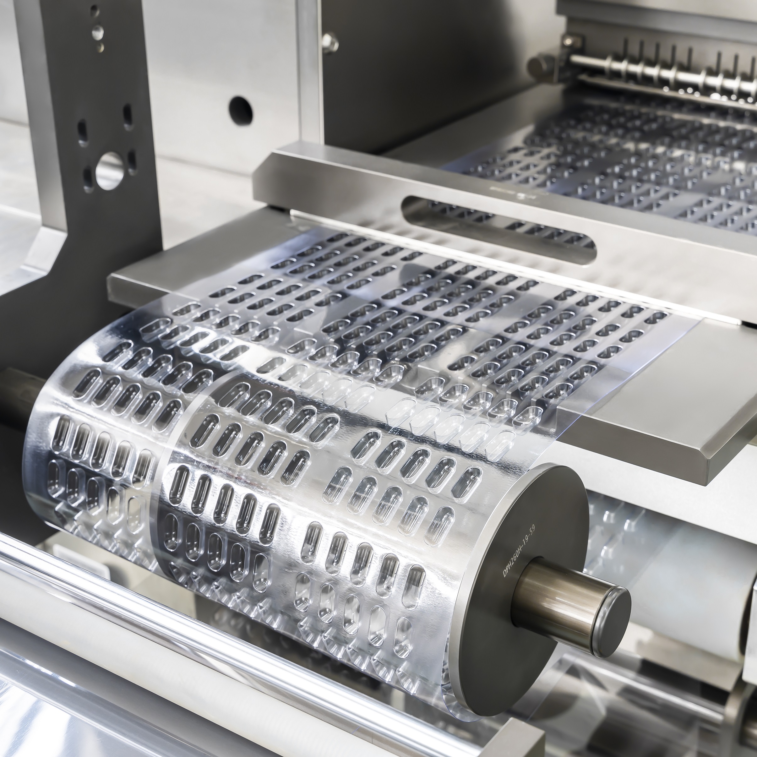 Integral guide rail system supporting rapid mould changeovers and easy cleaning on a rotary blister packing machine