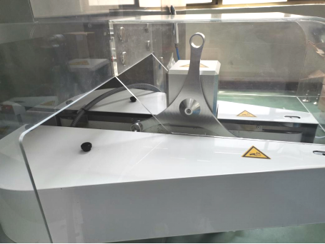 Servo-controlled three-way rotary discharge sorting device rated at 500 cartons per minute