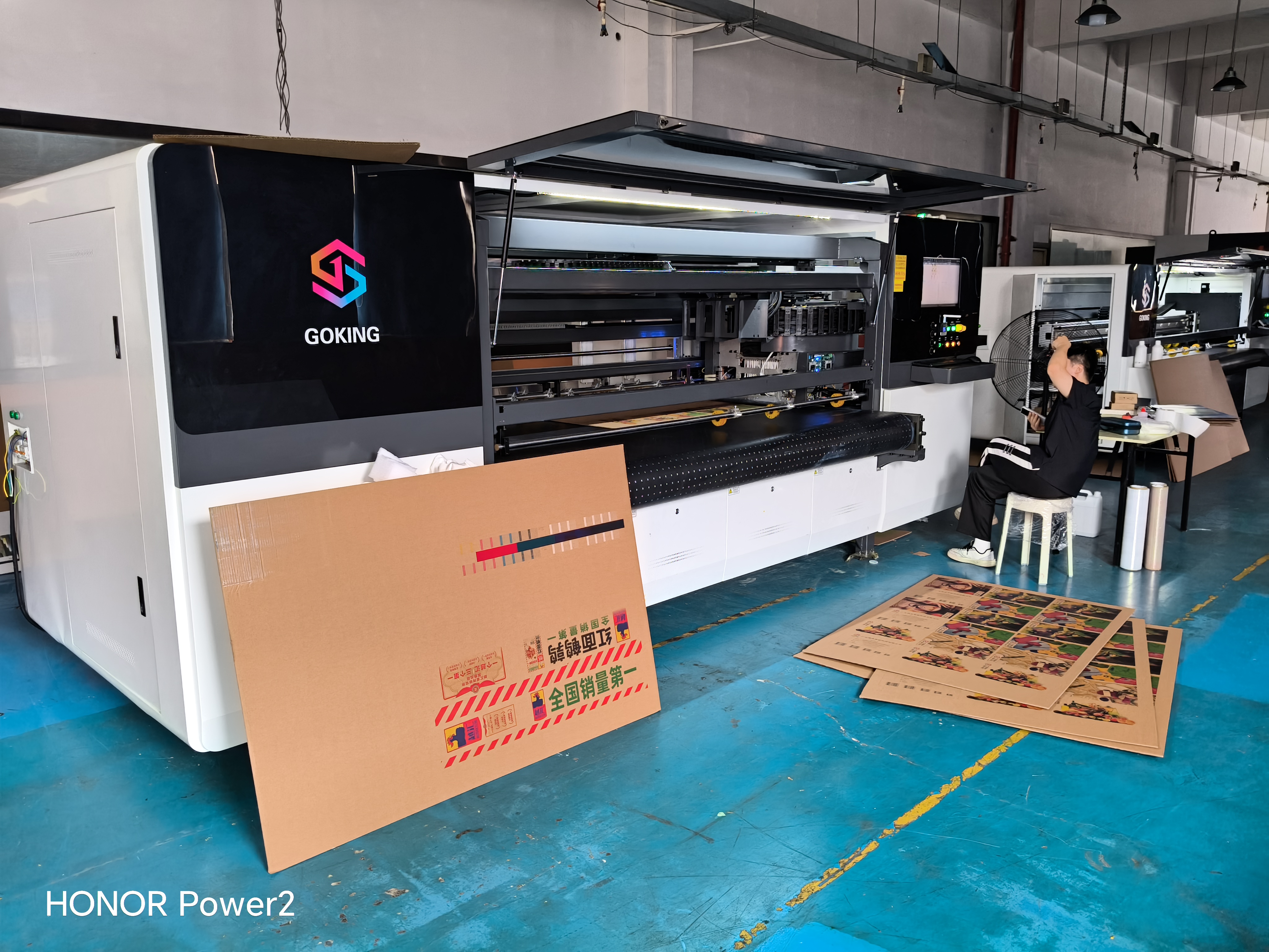 GOKING pre-sales engineer commissioning a 32-printhead single-pass and scanning 2-in-1 digital printing machine