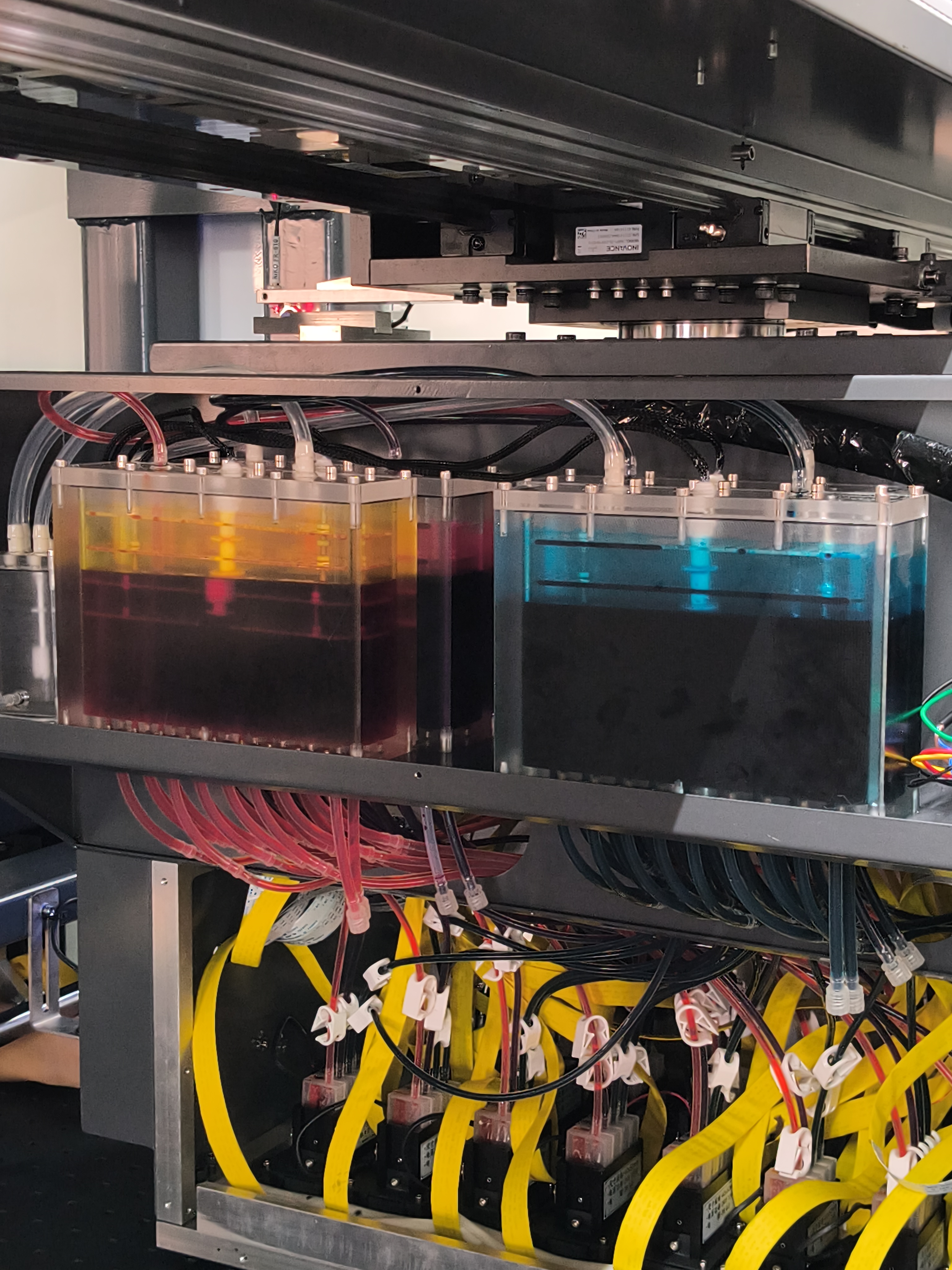 High-concentration water-based dye and pigment inks used in multifunctional digital printing machines