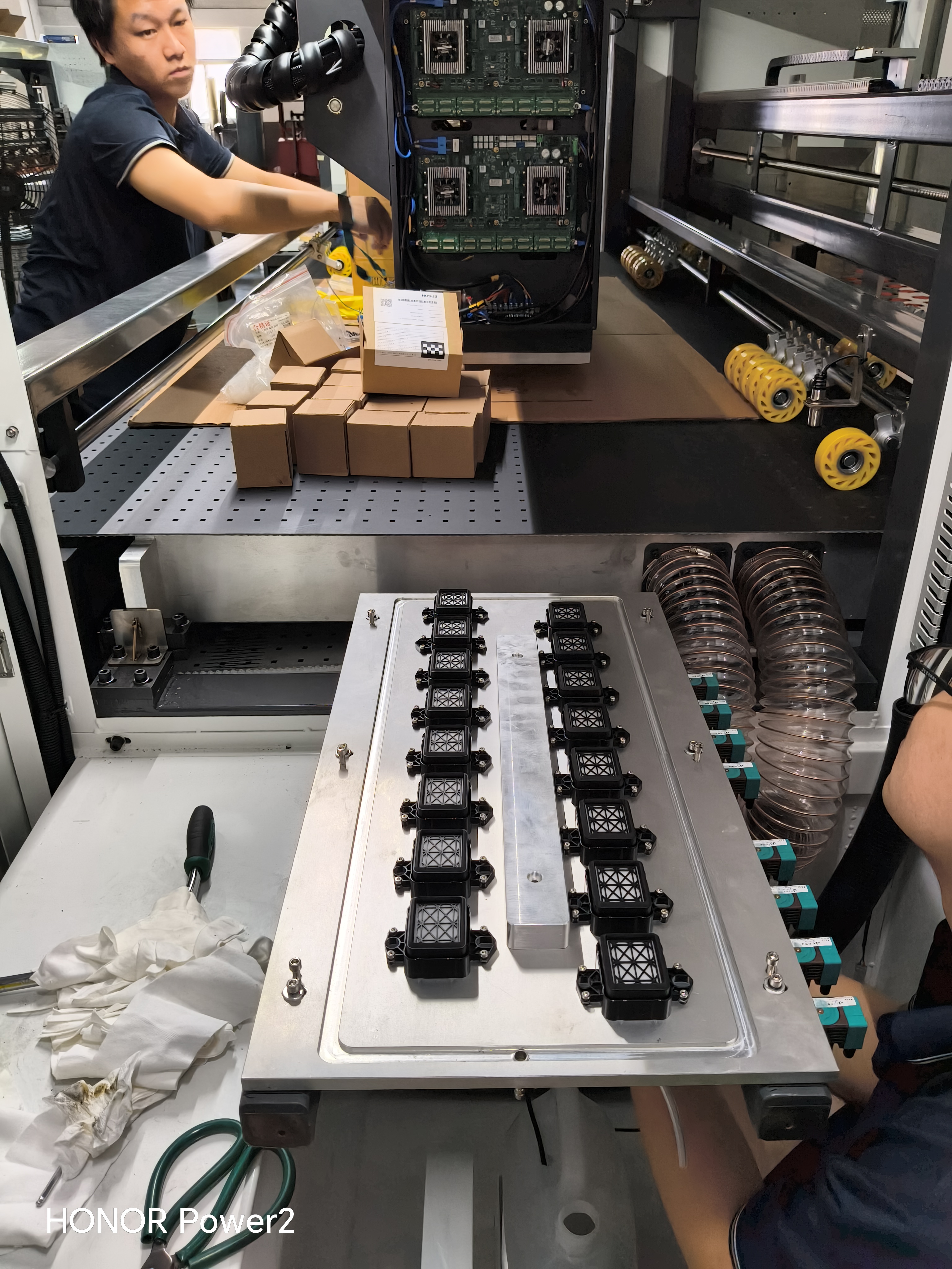 16 printheads configured on a GOKING multifunctional digital printing machine