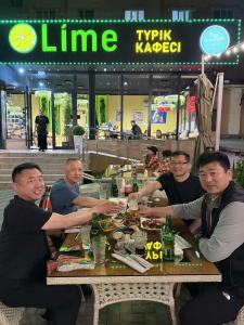 Shareholders at dinner