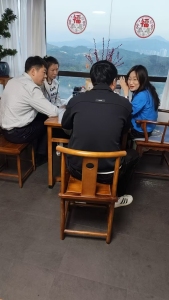 Discussing customs clearance issues