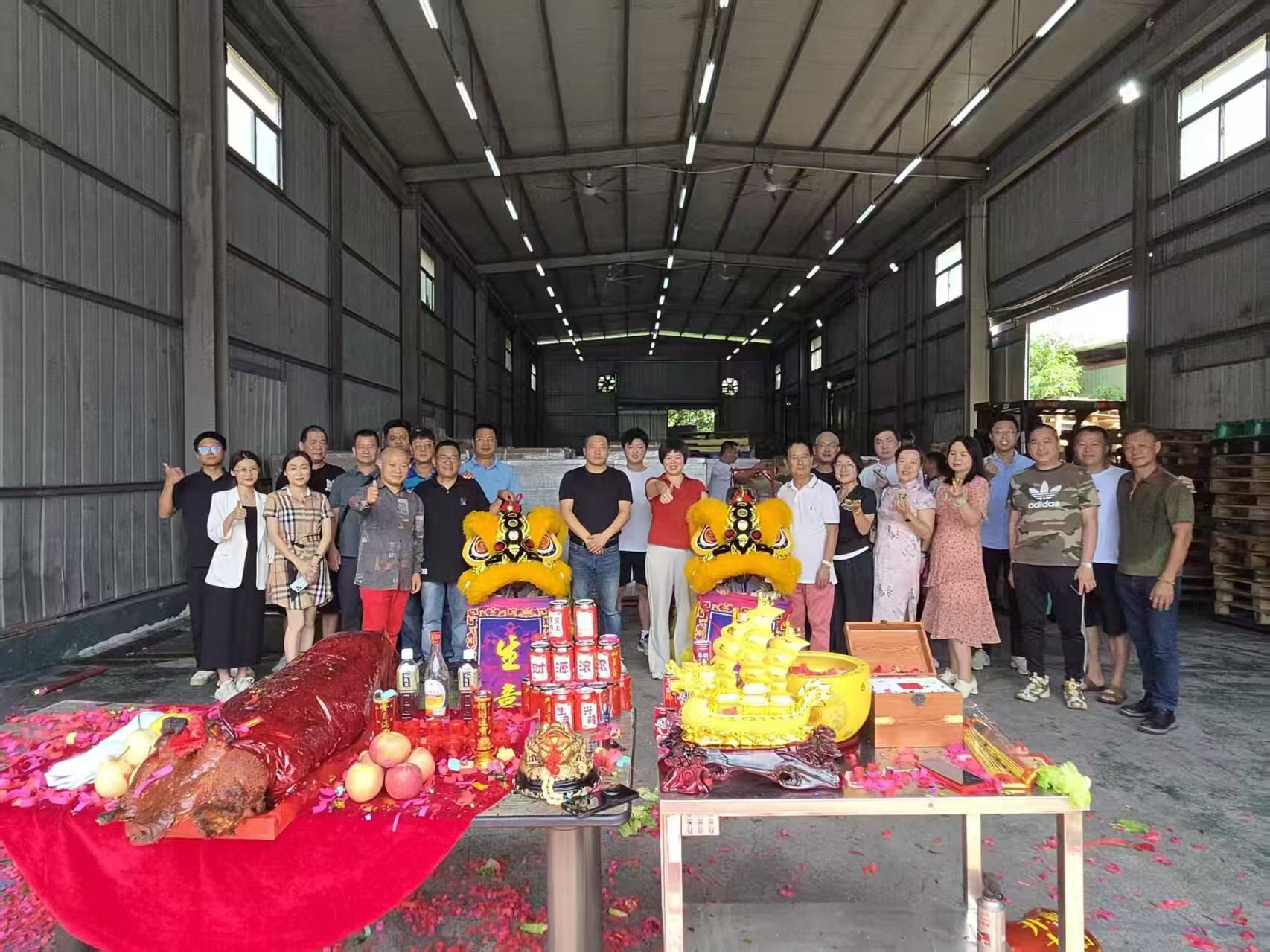 Hong Kong warehouse team coordinates import cargo for customs clearance