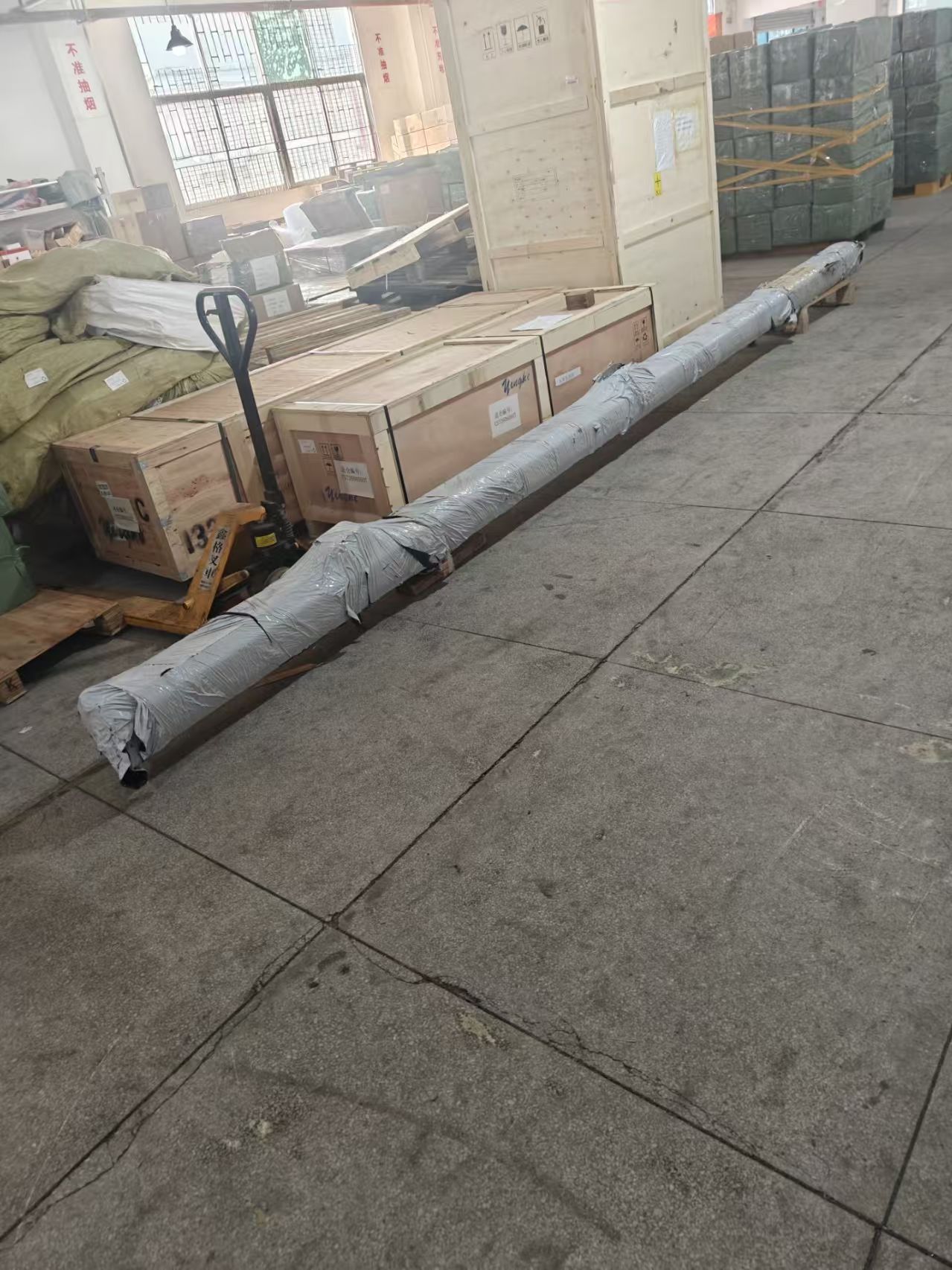 Oversized air cargo loading operation for time-critical import clearance