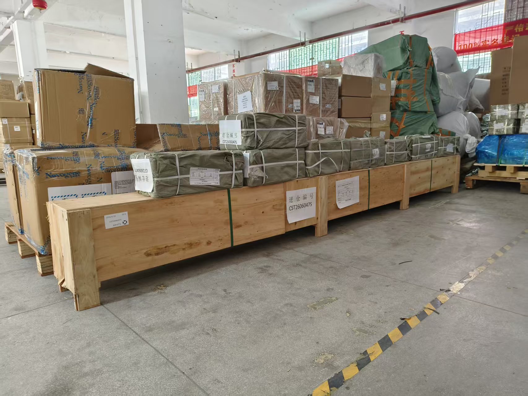 7-meter oversized cargo loaded for air freight from Hong Kong to the UAE