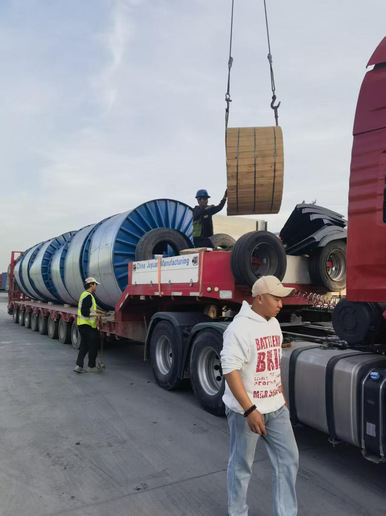 Loading of industrial cable cargo for inland transport after customs release