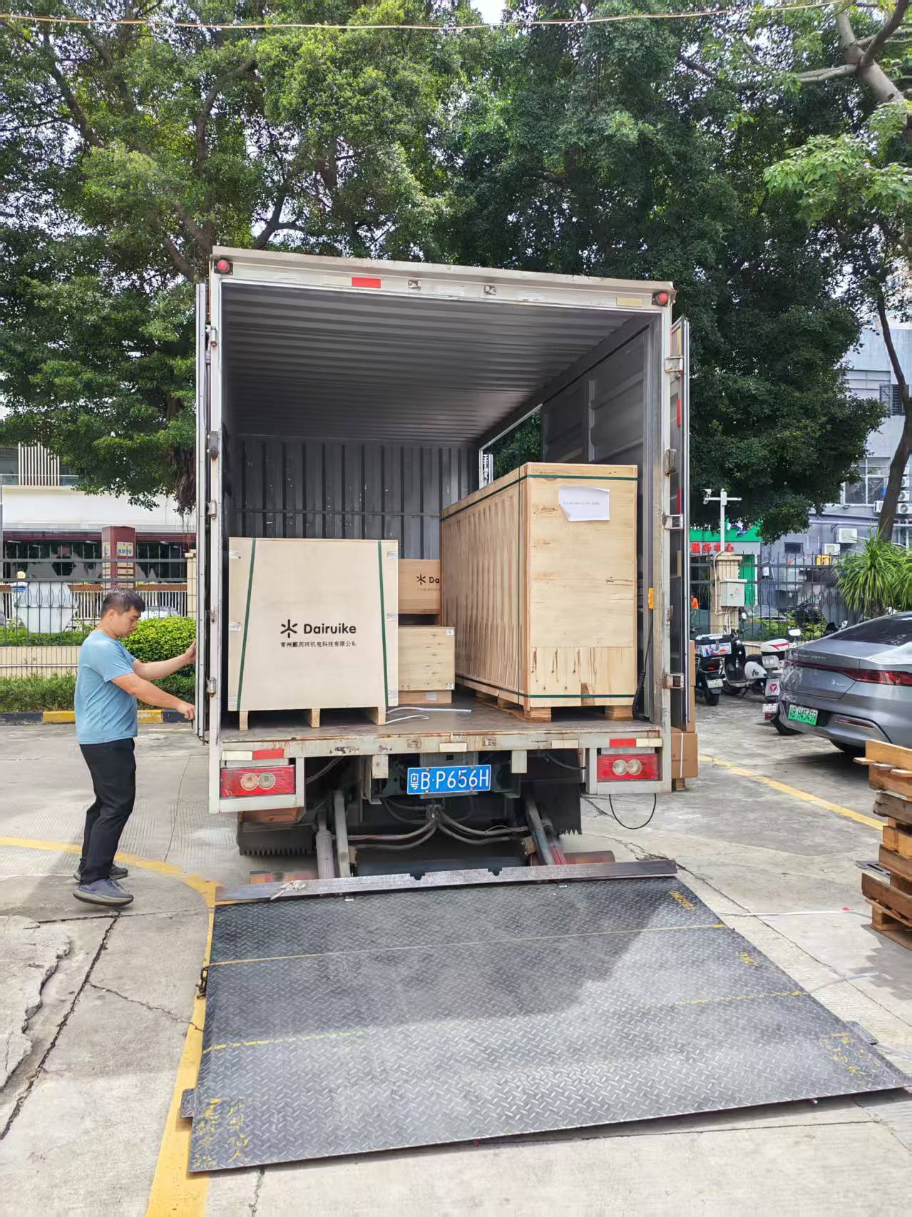 Last-mile delivery as part of door-to-door import customs clearance for China-Hong Kong trade