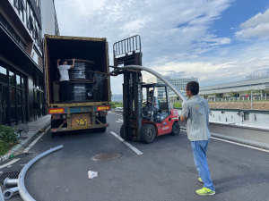 Loading Fountain Equipment
Workers load fountain equipment into shipping containers following international export standards. Careful packing and reinforcement help protect stainless steel components, pumps, and control cabinets during overseas transportation.