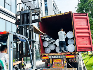 Loading Fountain Equipment
Workers load fountain equipment into shipping containers following international export standards. Careful packing and reinforcement help protect stainless steel components, pumps, and control cabinets during overseas transportation.
