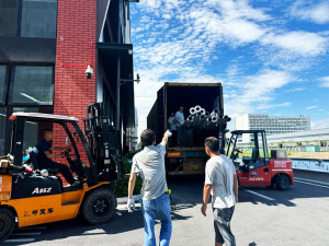 Loading Fountain Equipment
Workers load fountain equipment into shipping containers following international export standards. Careful packing and reinforcement help protect stainless steel components, pumps, and control cabinets during overseas transportation.