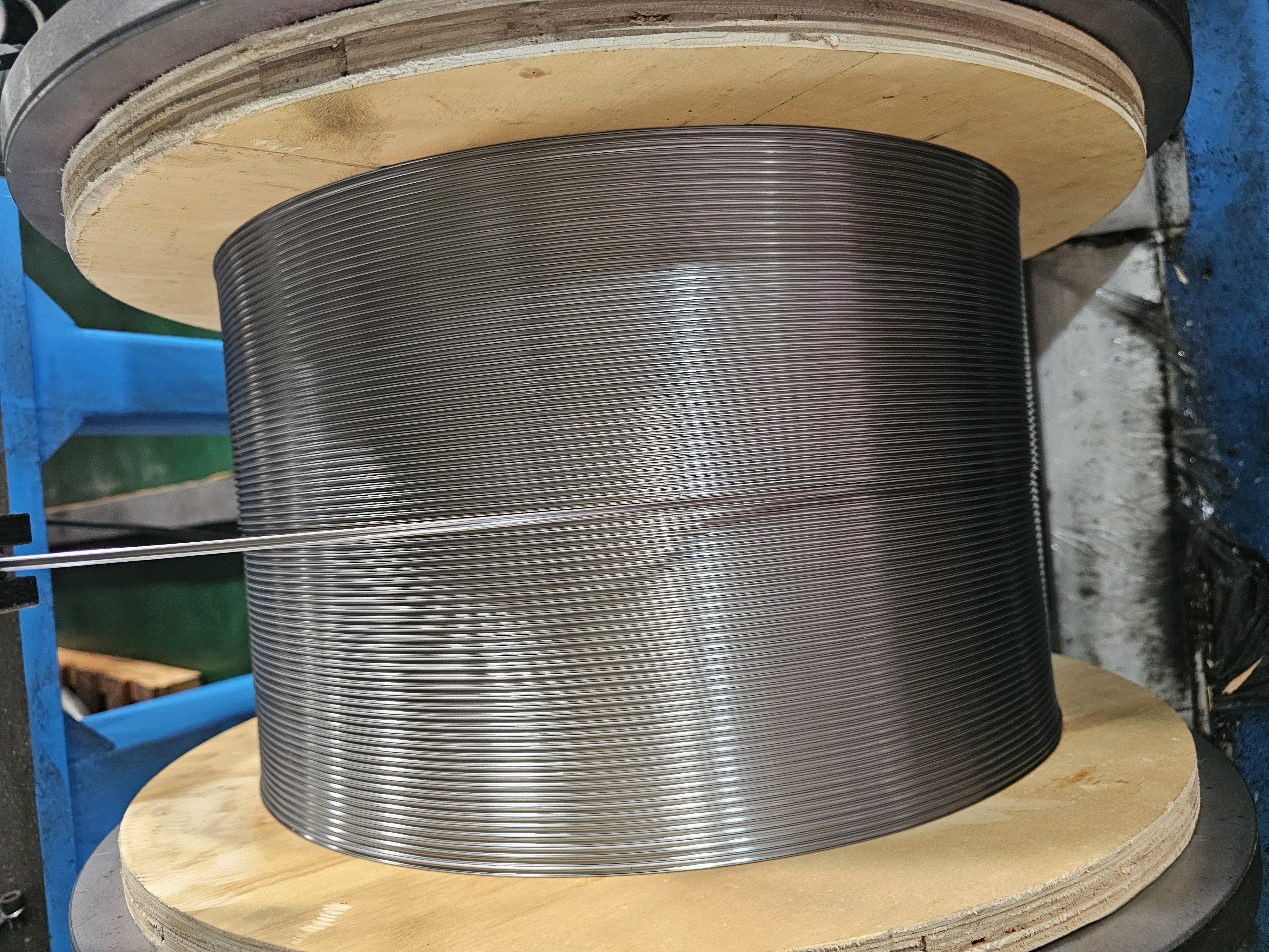 Y-shaped wire for zipper application in apparel manufacturing