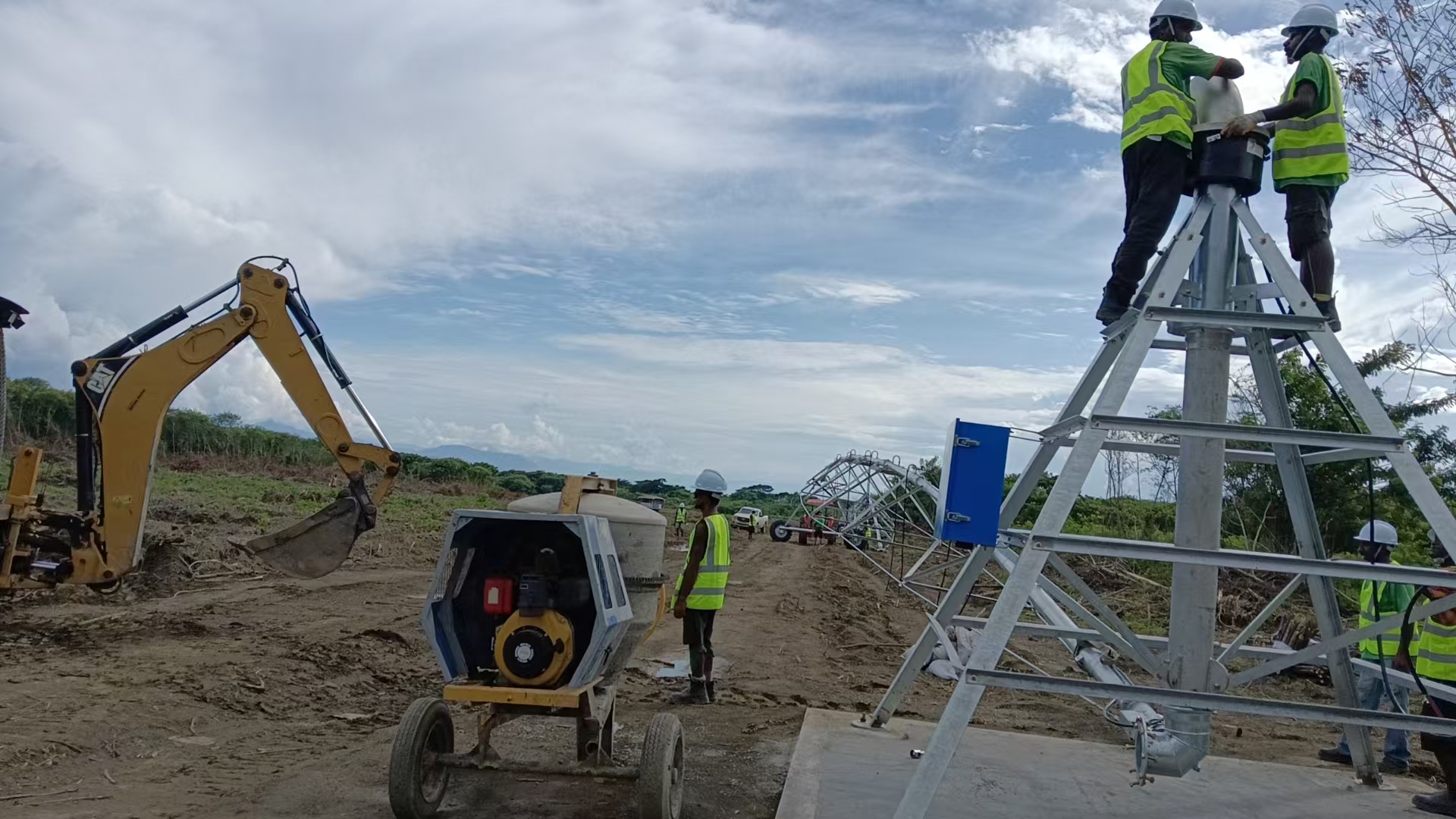 Yulin engineers supervising on-site installation and commissioning of a center pivot irrigation machine