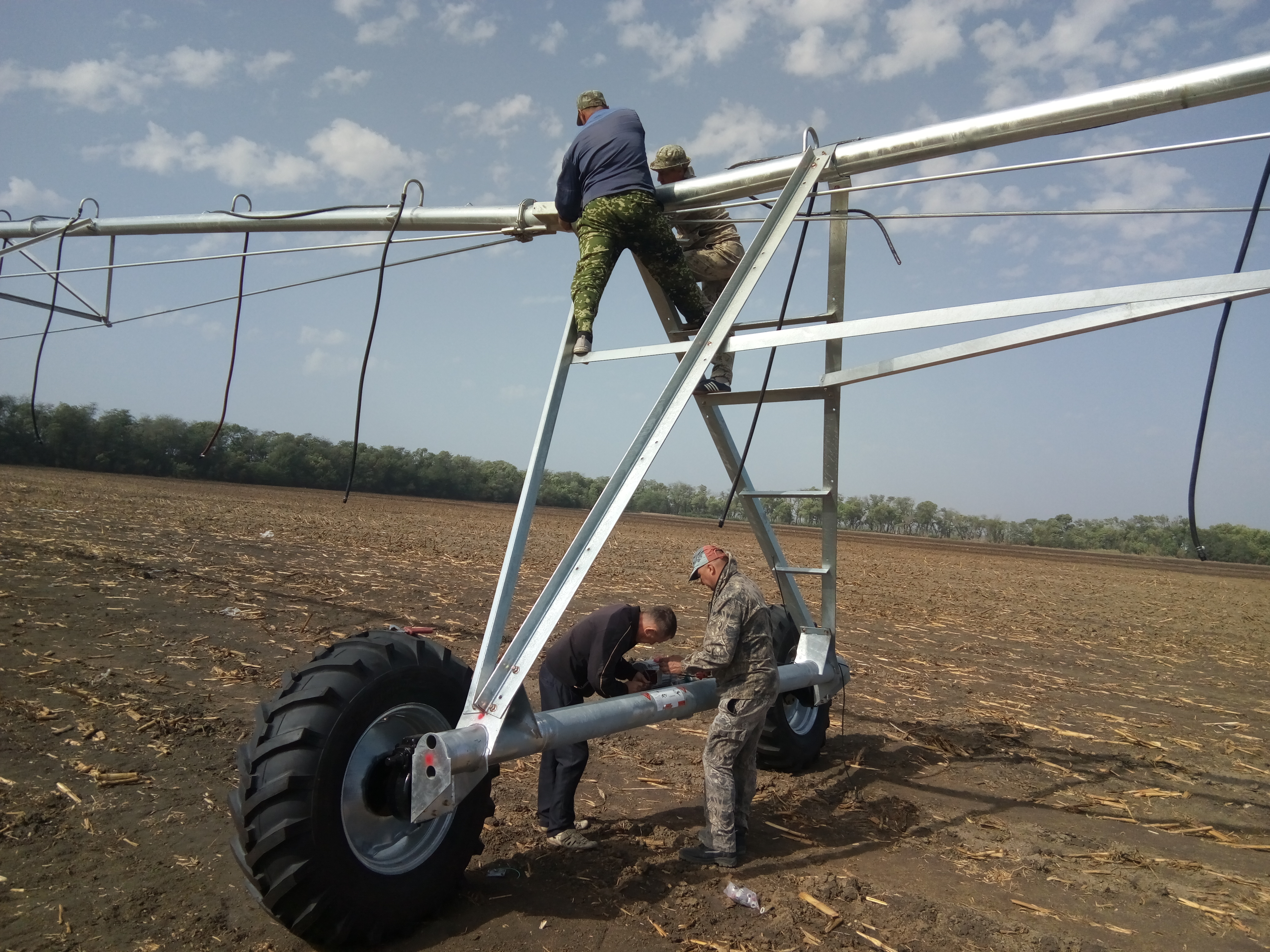 Installing truss and main water pipe of center pivot machine