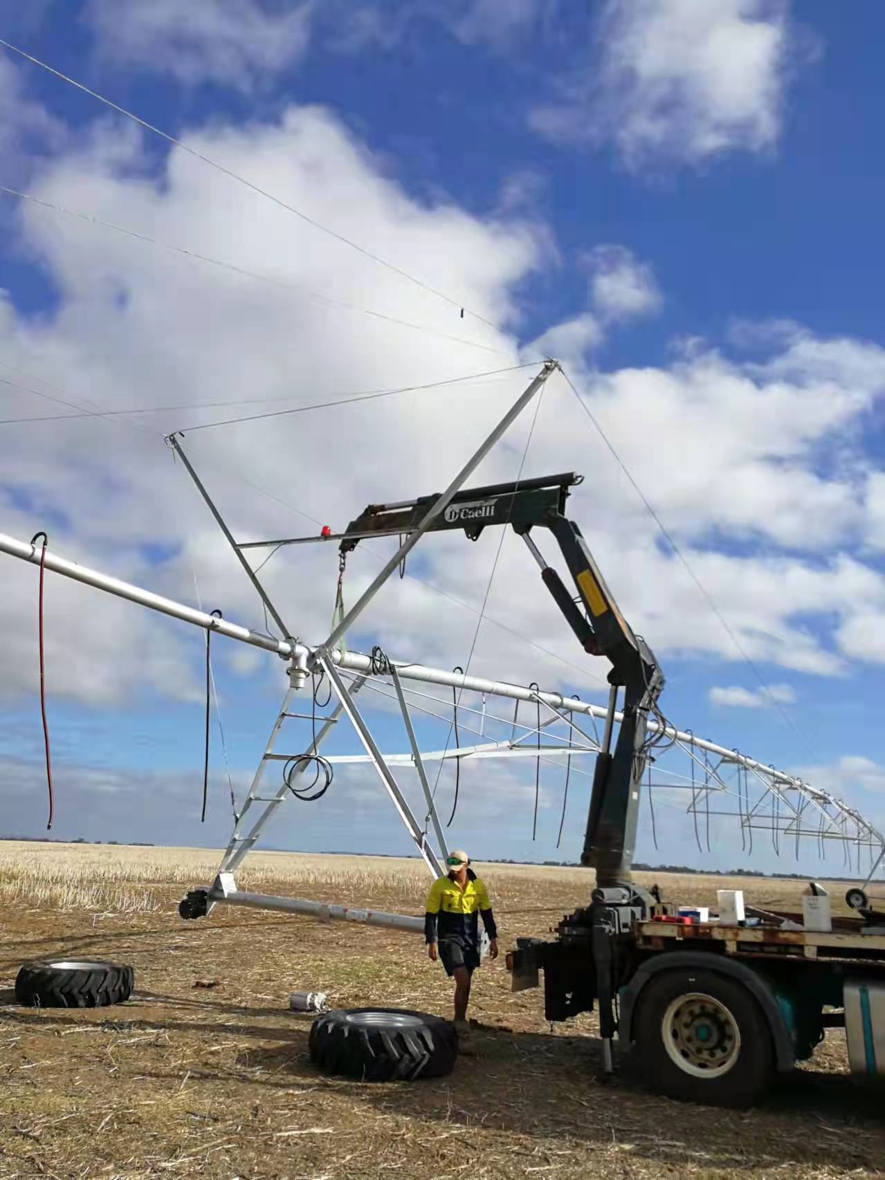Span structure assembly of an irrigation pivot system during on-site installation