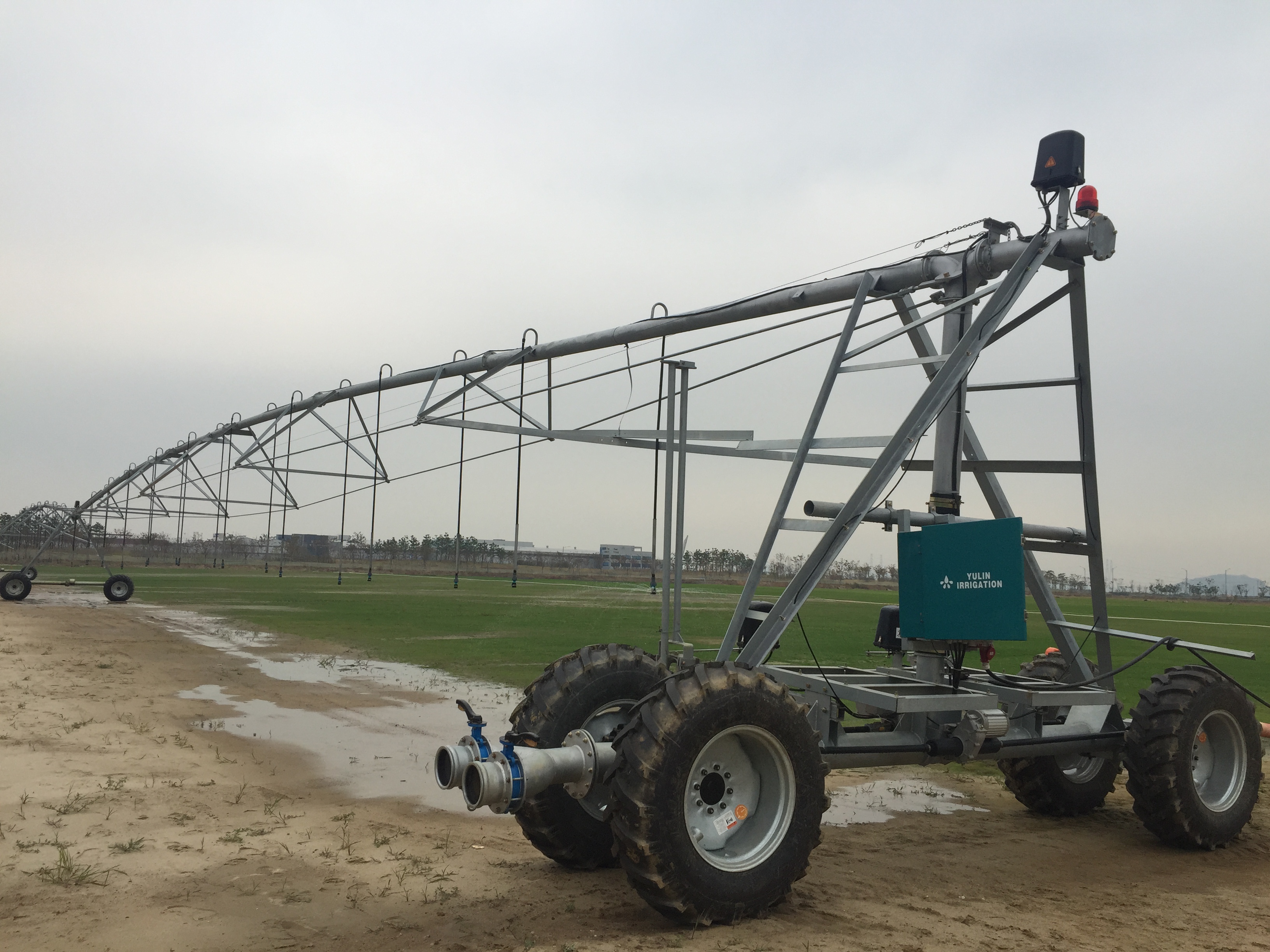 Four-wheel linear irrigation system working on a rectangular field