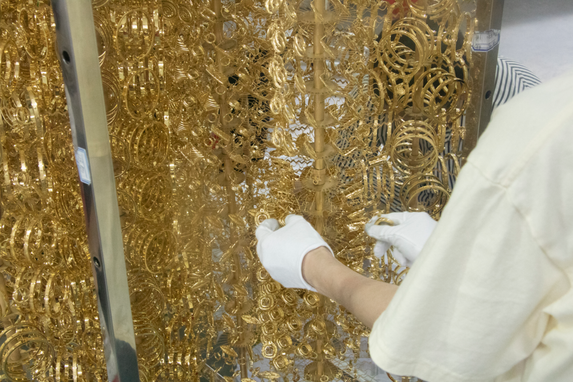 Batch quality control inspection at a stainless steel jewelry manufacturing facility