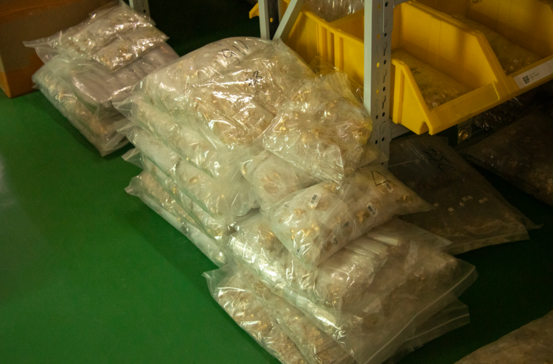 Stainless steel jewelry sealed in individual packaging before shipment inspection