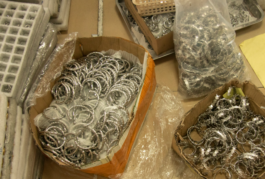 Pre-packaging quality inspection of stainless steel jewelry