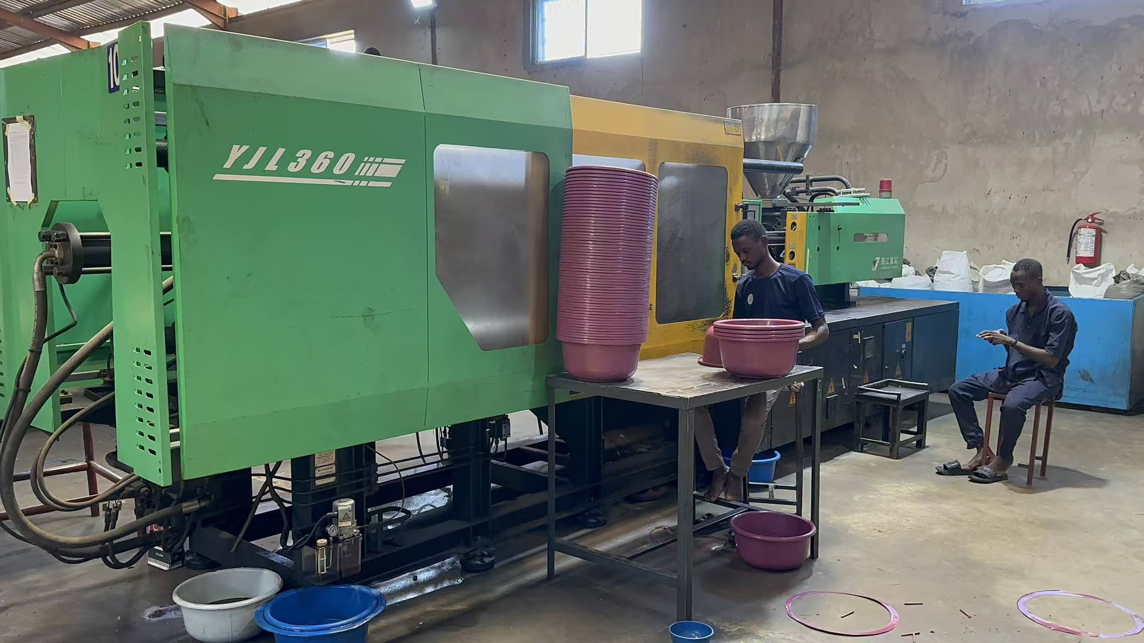 PET preform injection machine in production environment