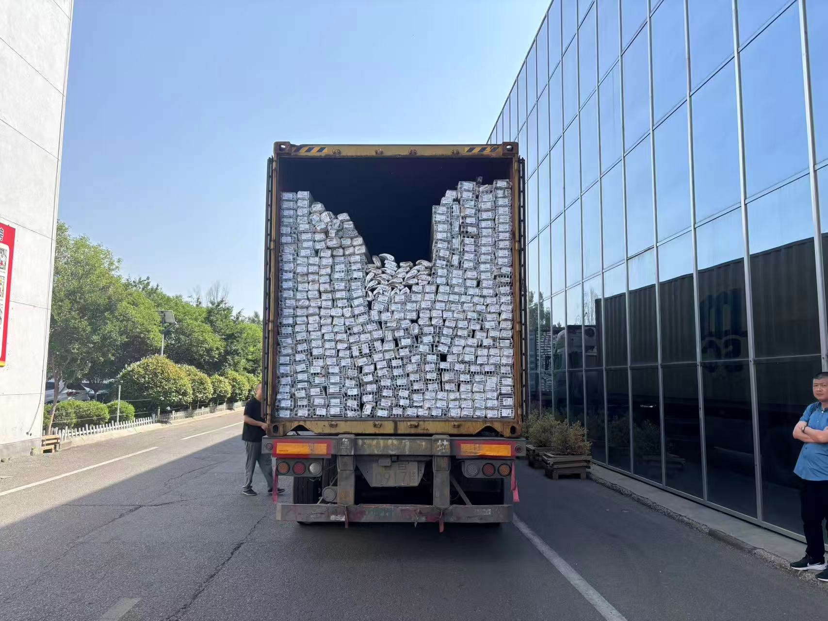 Export container loading of aluminum profiles from Haomen Aluminum in Linyi, China