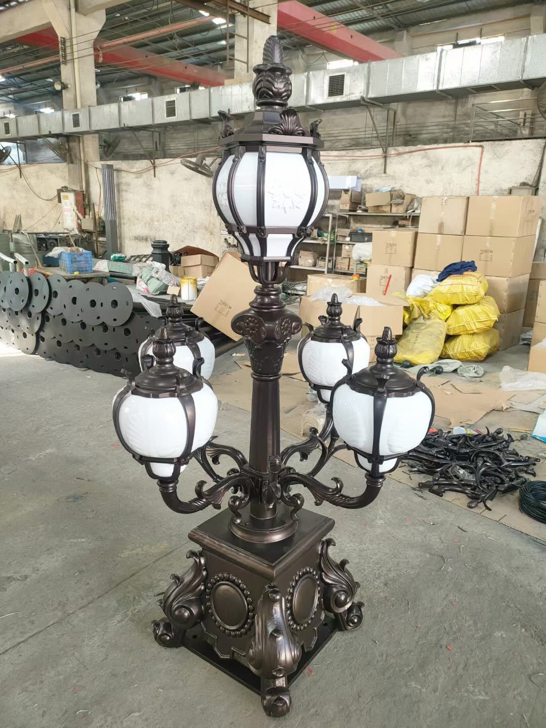 Five-Head Classic Garden Lamp with High-Efficiency LED