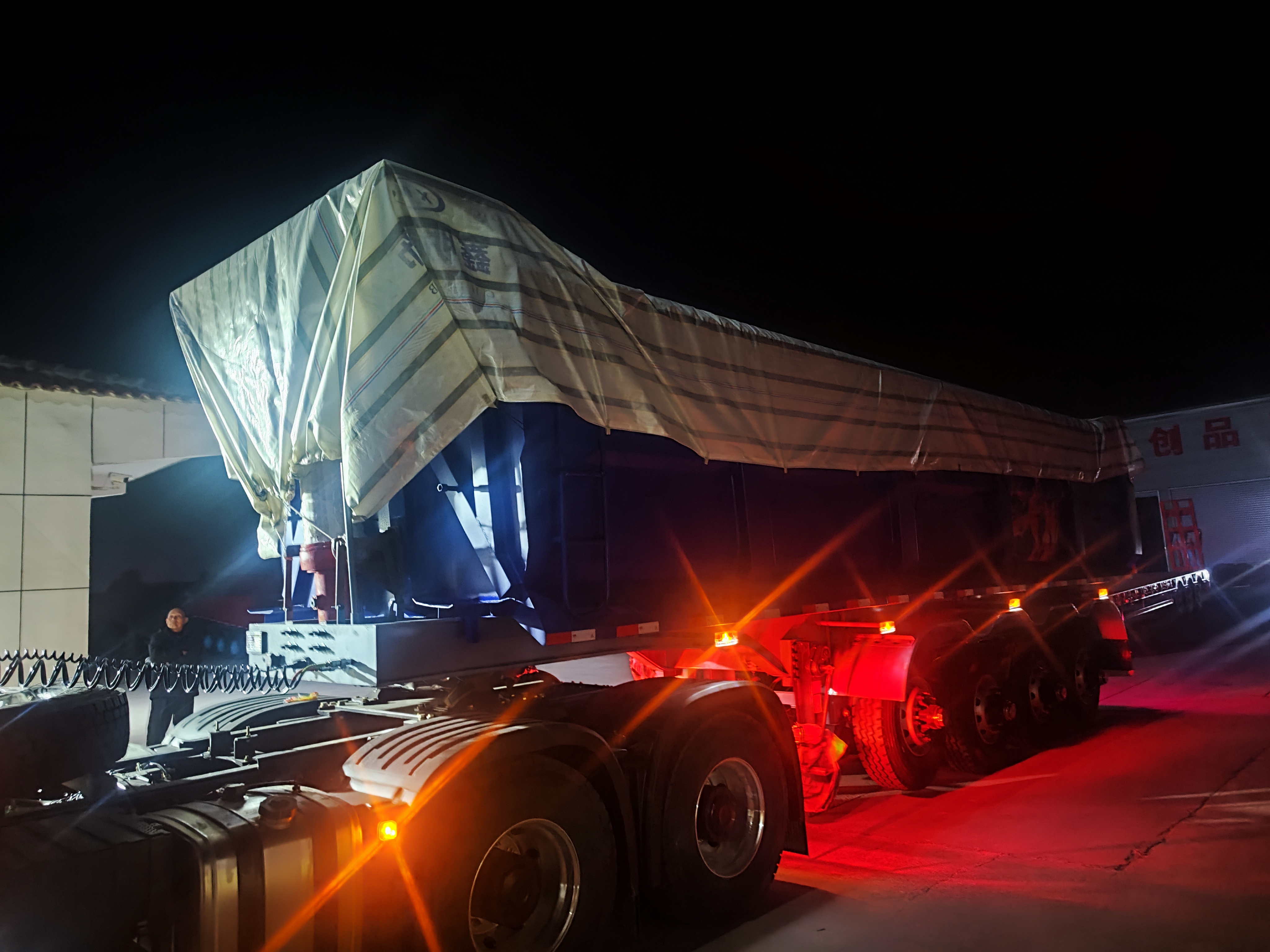 Dump semi trailer