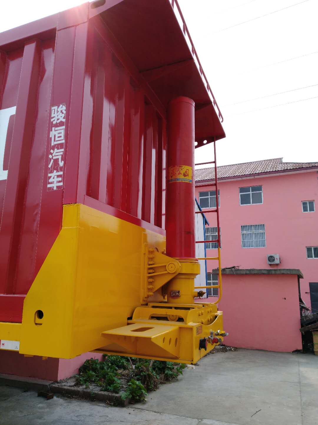 Dump semi trailer