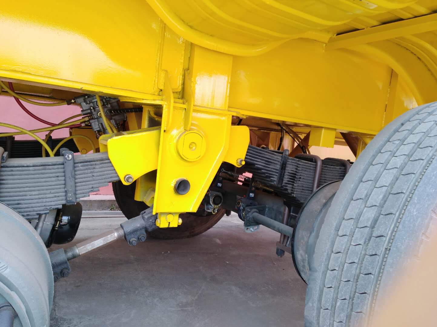 Dump semi trailer