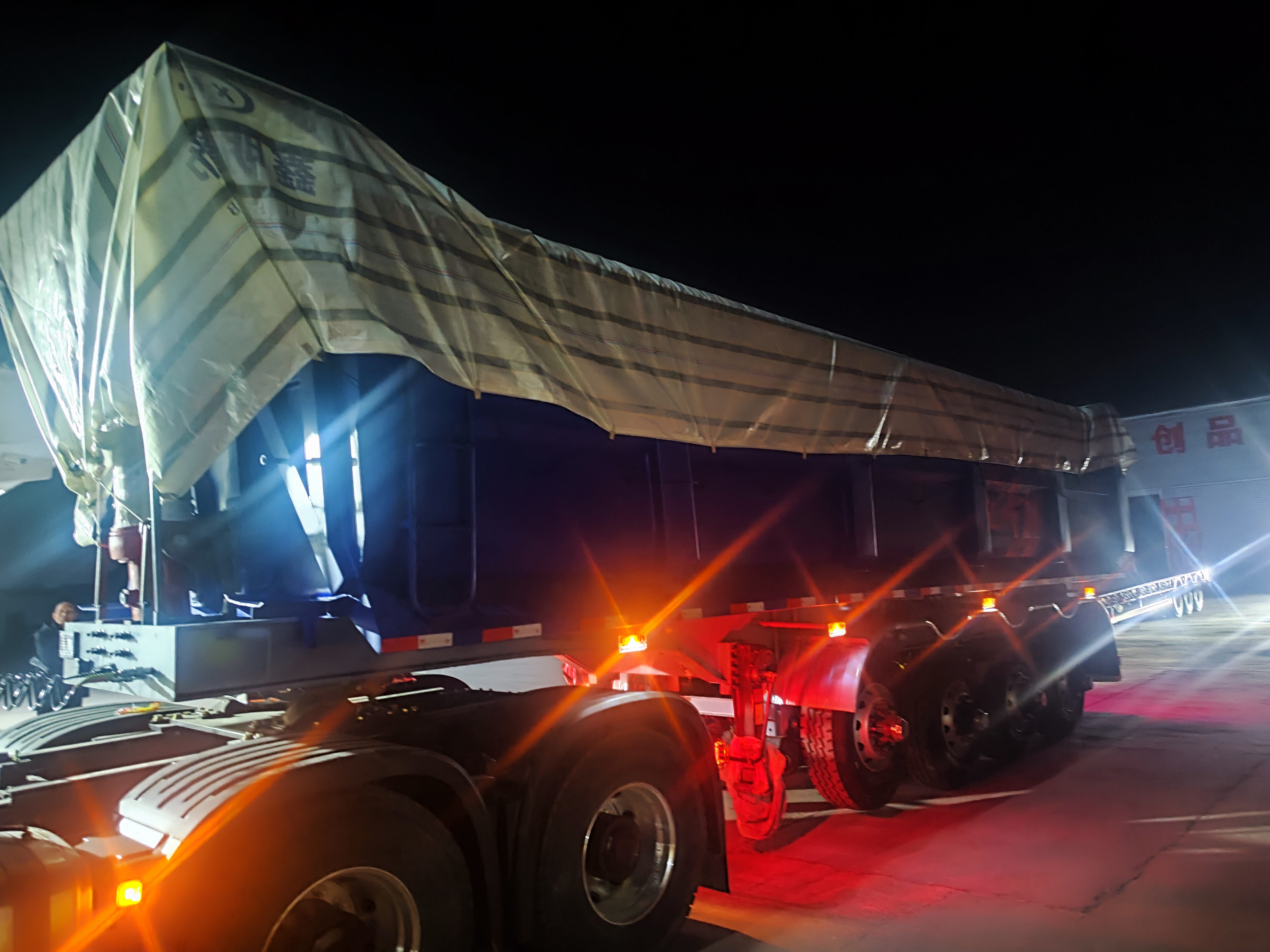 Dump semi trailer