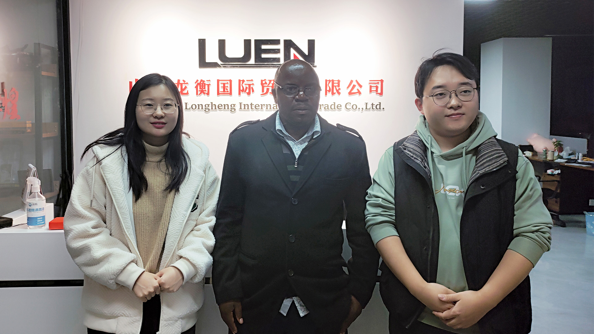 Group photo with a Luen Auto truck trailer client during a project handover