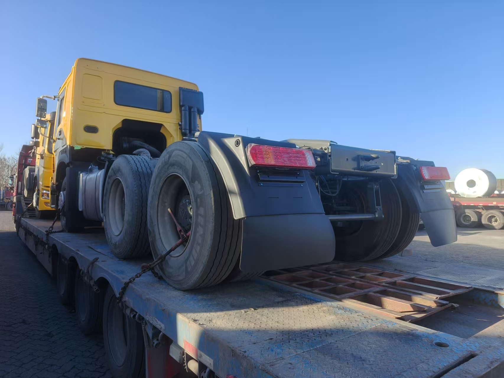 Sinotruk HOWO tractor truck supplied by Luen Auto for semi trailer haulage