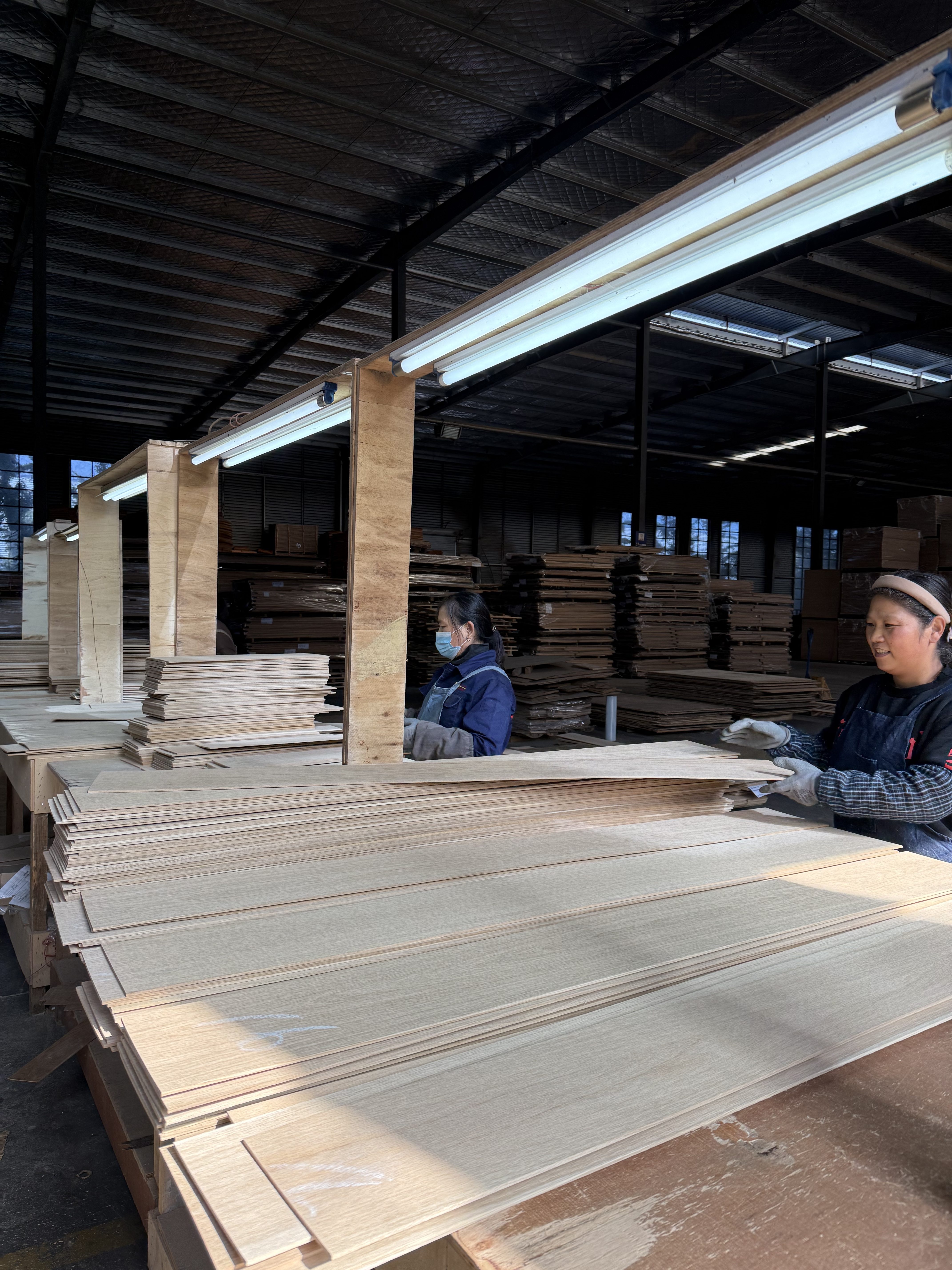 Veneer selection for engineered hardwood flooring at Dongda Wood