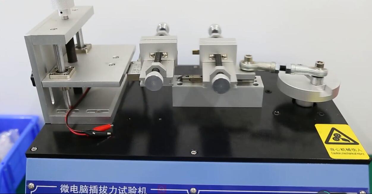 USB cable plug and pull test instrument in Focuses laboratory