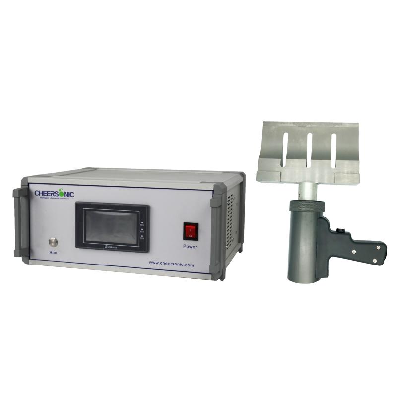 Ultrasonic food cutting machine in a food production environment