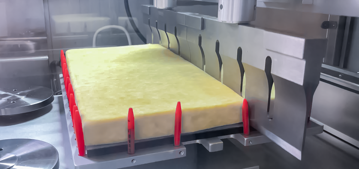 Ultrasonic cheese cutting machine cutting pet cheese