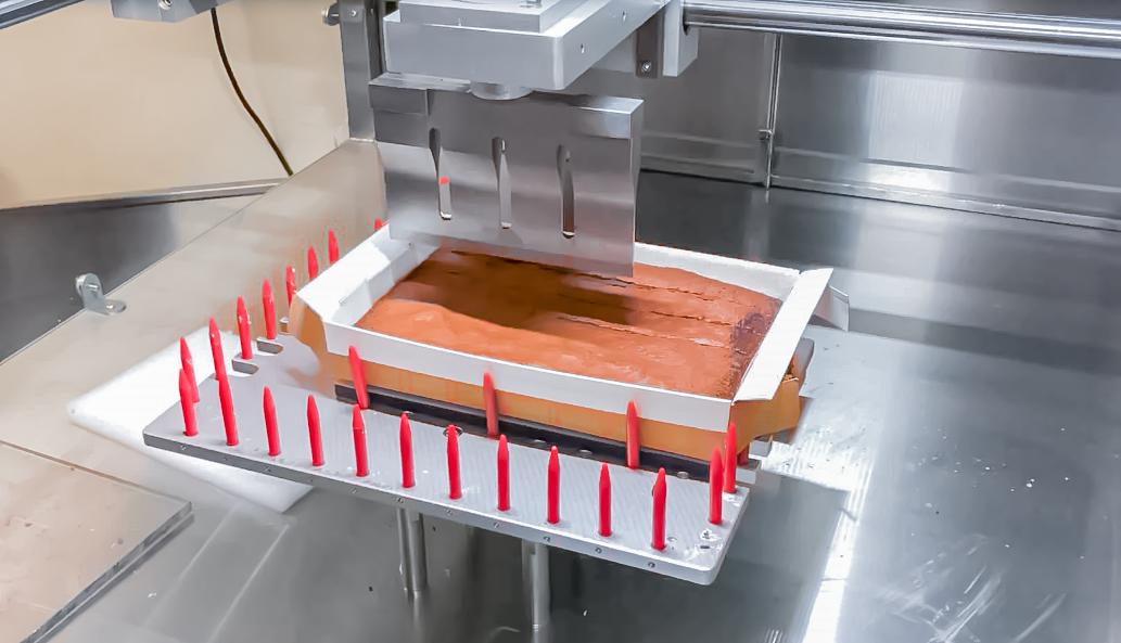 UFM6000 cutting brownies automatically