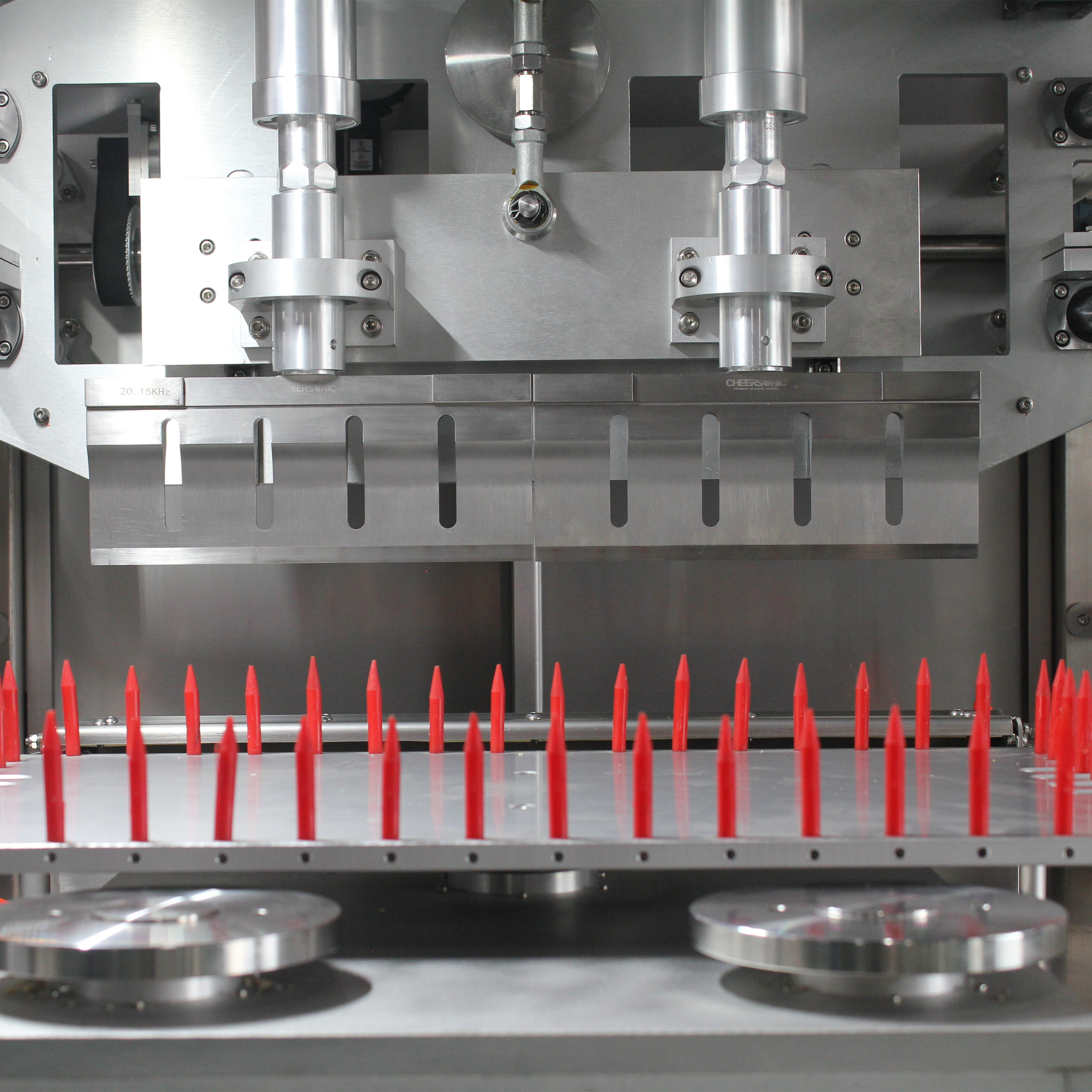 Ultrasonic slicer cutting cheese block