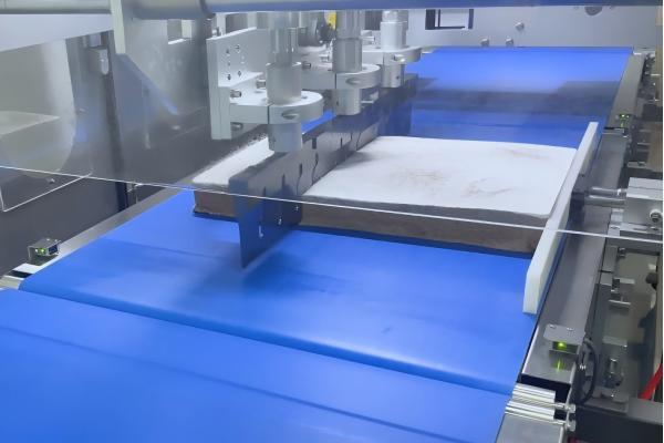 UFM2100 slicing ice cream cake