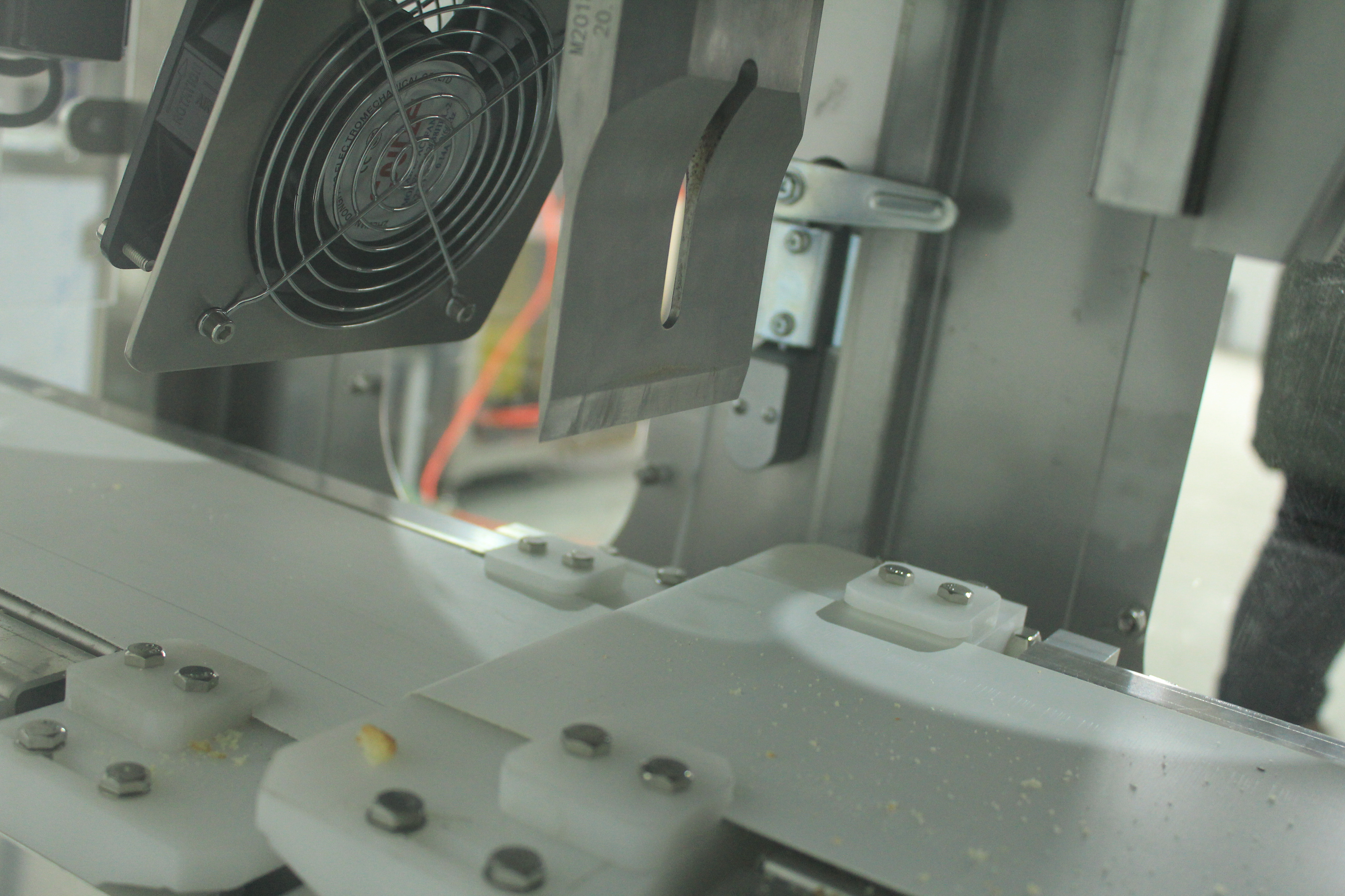 UFM2100 ultrasonic cheese slicing machine