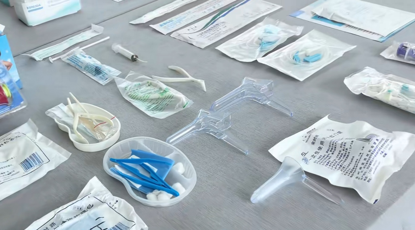 Medical and healthcare product components produced by injection molding, shown as an industry application scene
