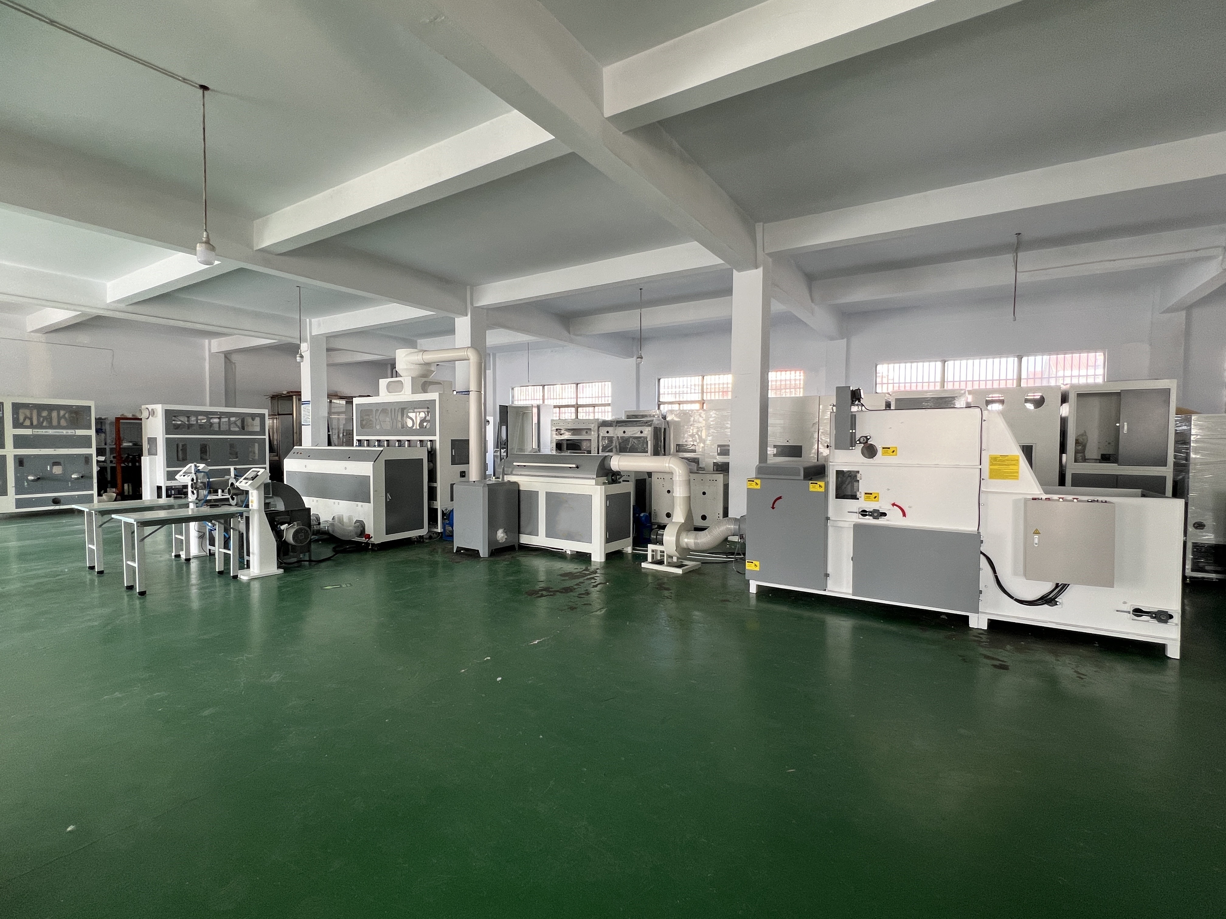Fiber ball filling production line feeding raw material into a pillow filling machine
