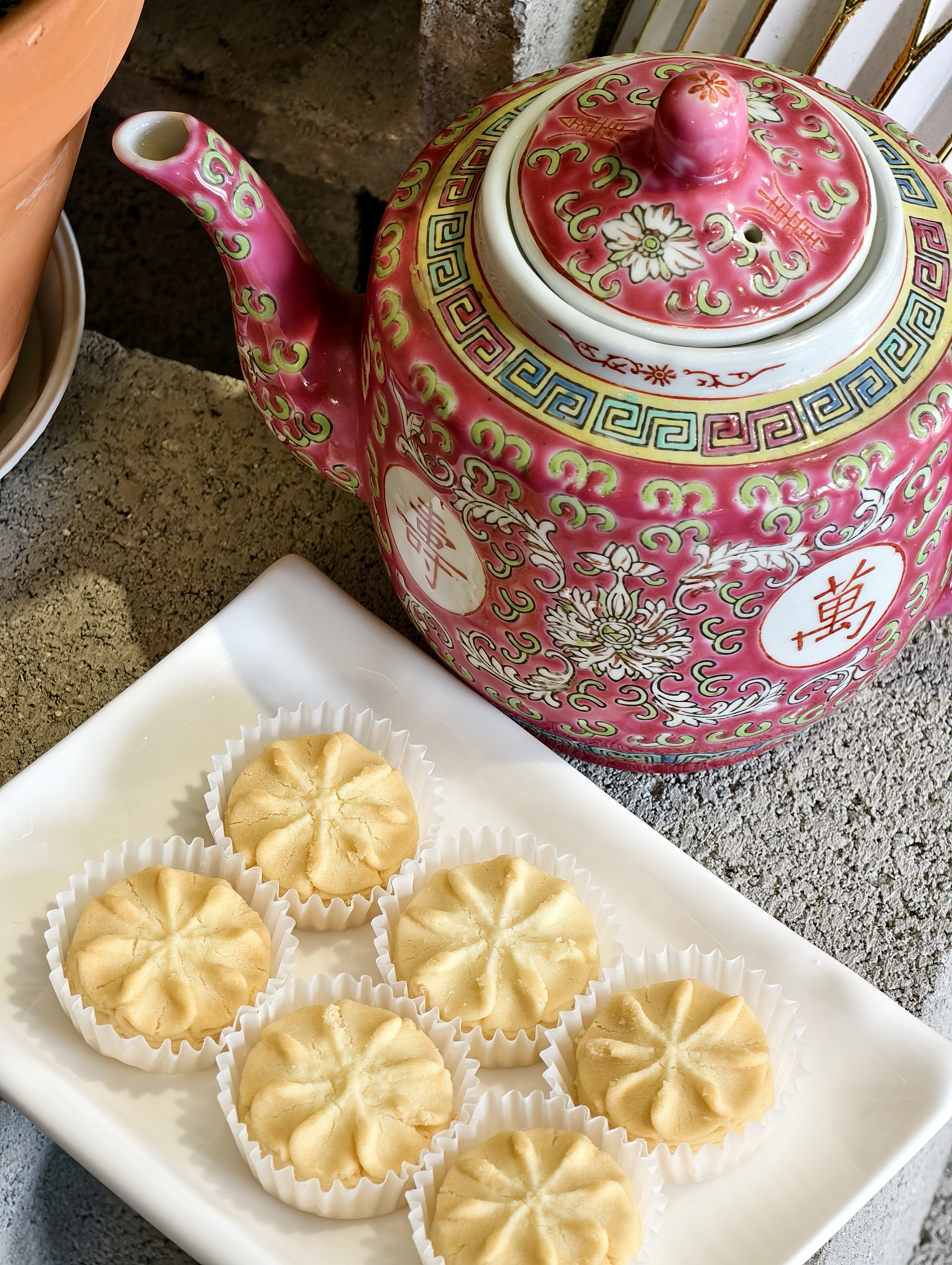 Butter cookies production and retail display for contract manufacturing buyers