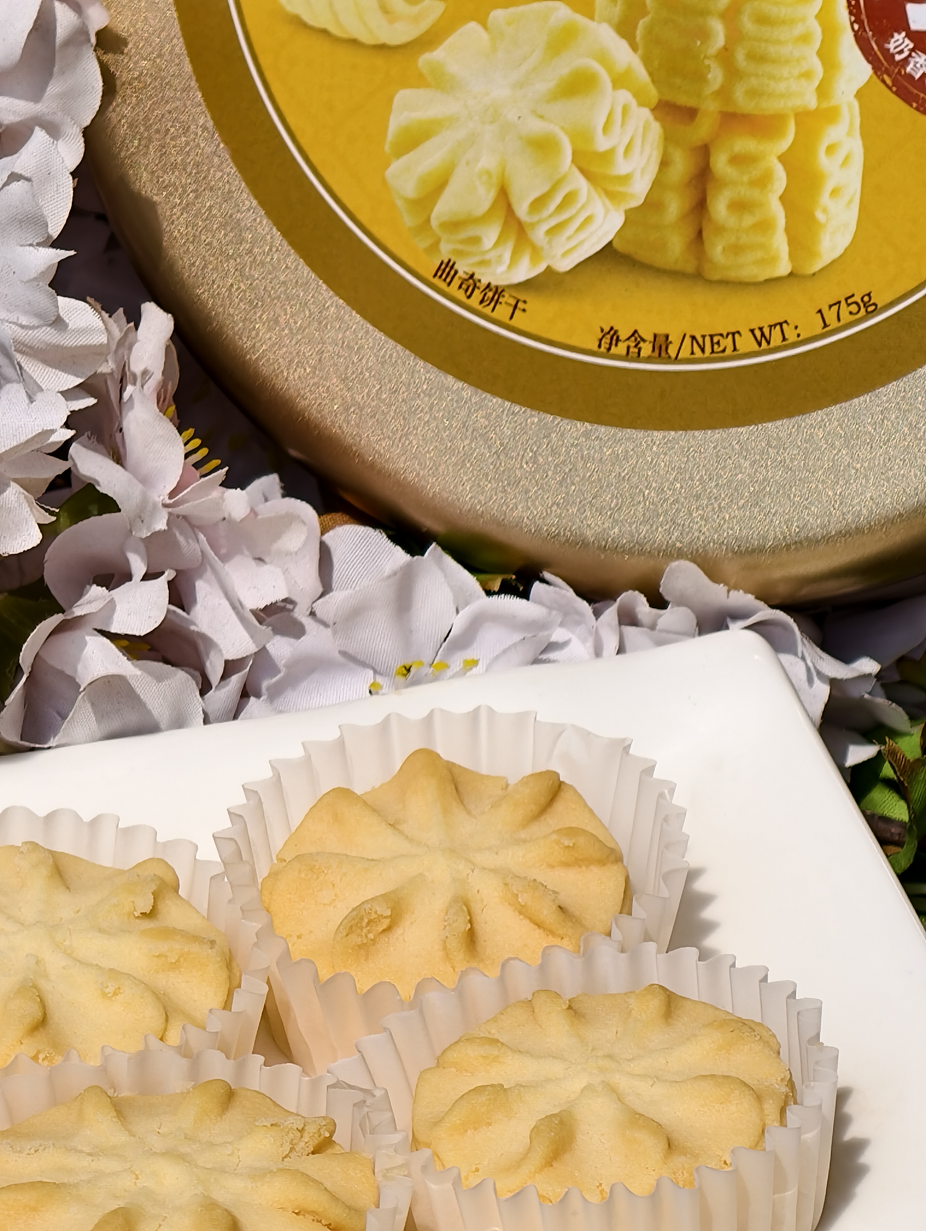 Butter cookies in a retail and gift distribution scenario