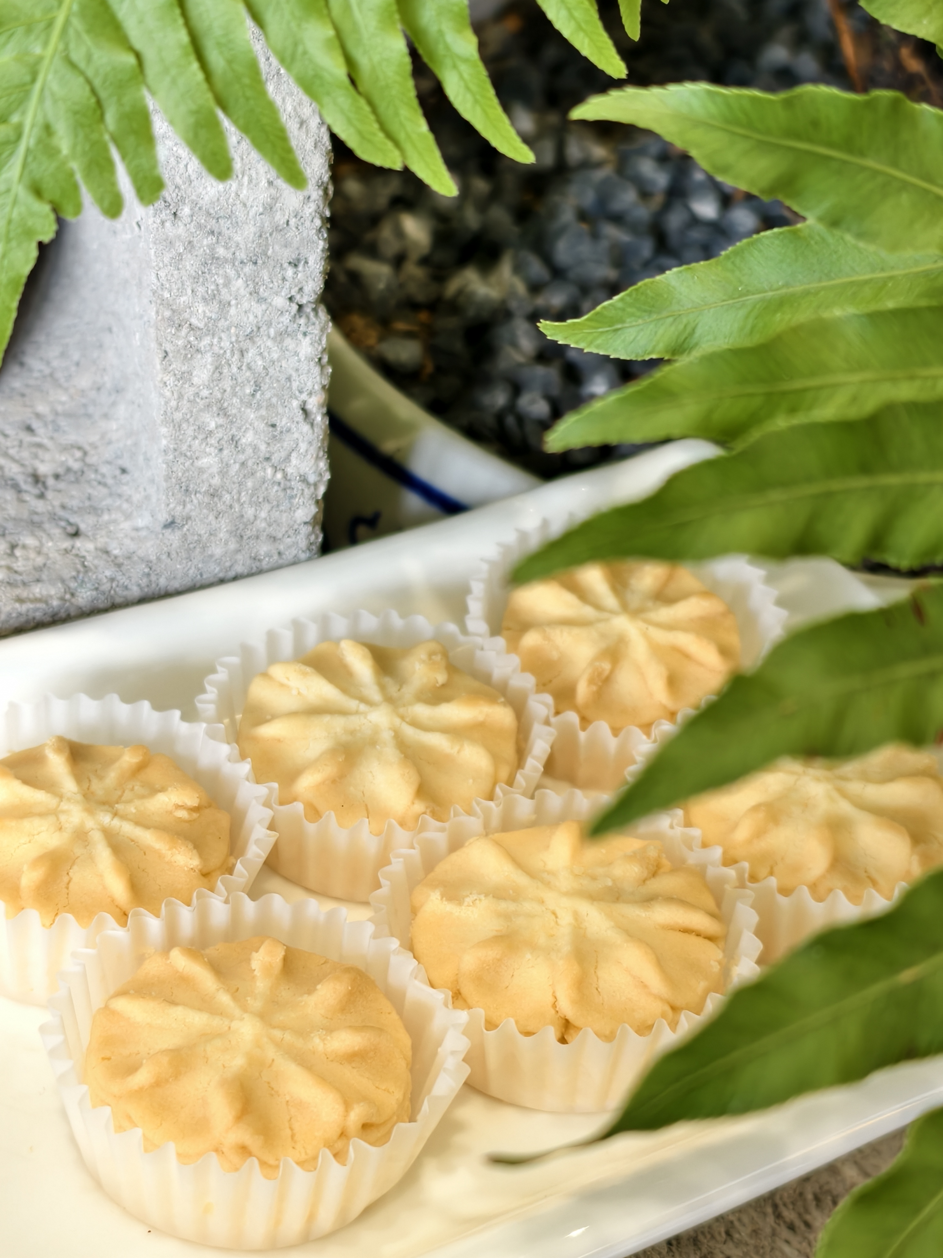 Butter cookies arranged for foodservice and retail channel applications